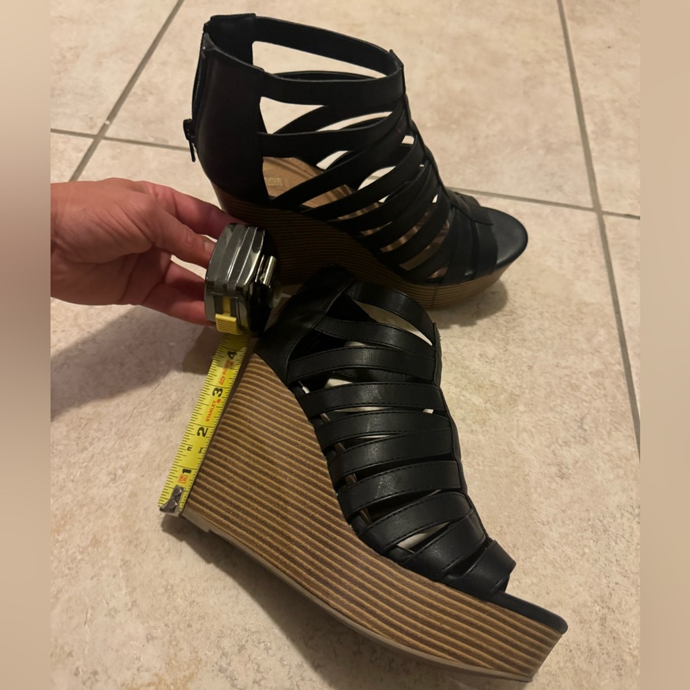 Like new black size 7 wedges - Picture 3 of 3